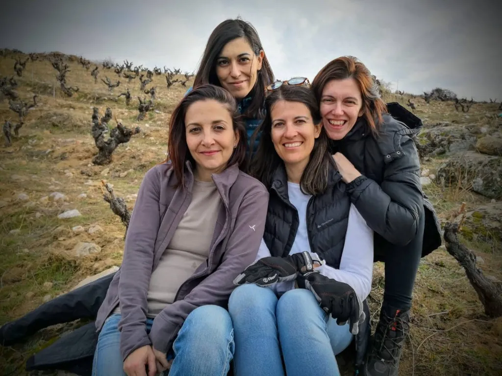 Las 4 fundadoras en el viñedo